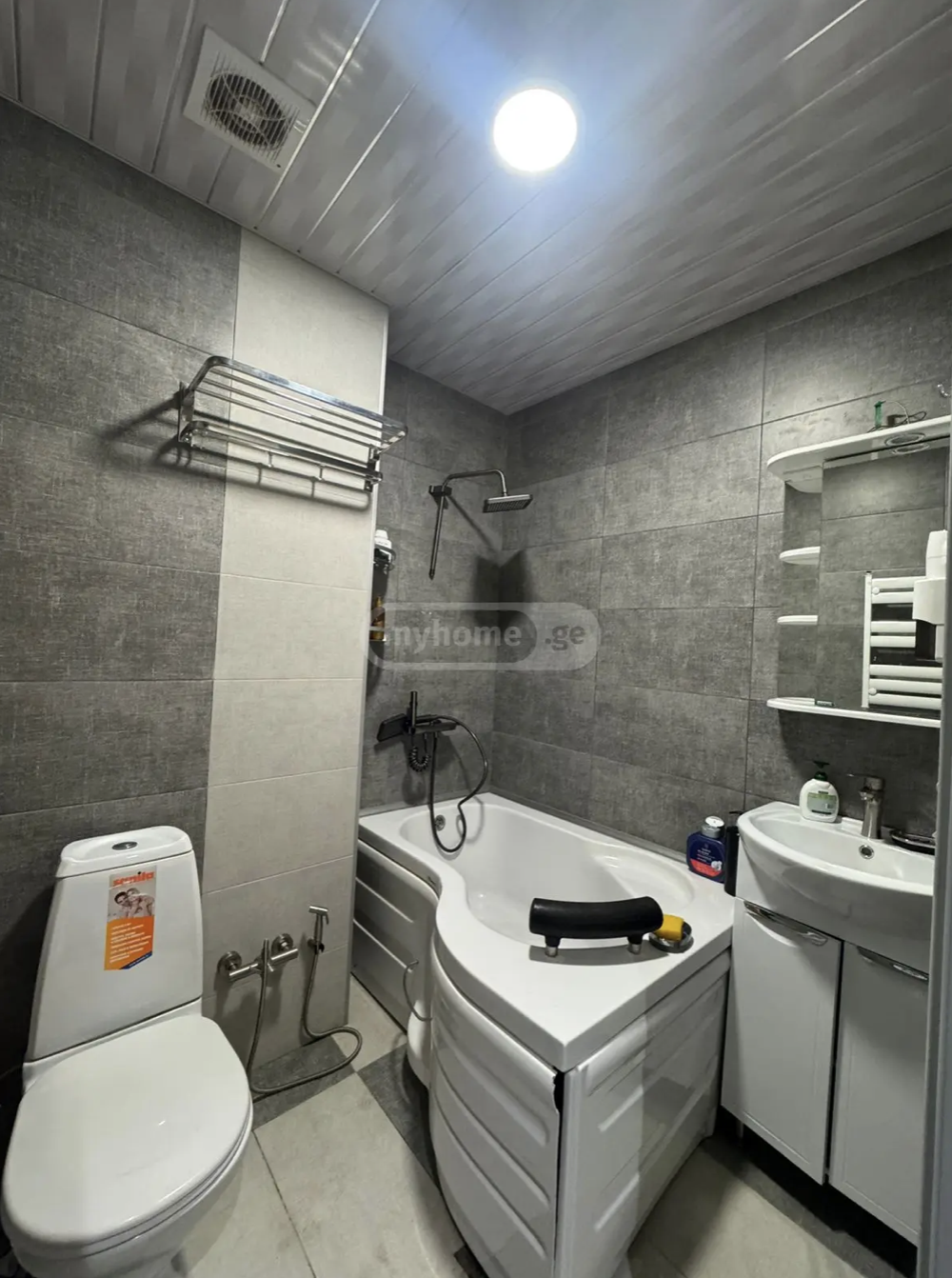 იყიდება 3 ოთახიანი ბინა ბათუმში